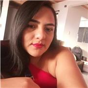Profesora de español imparte clases a niños de todas las edades